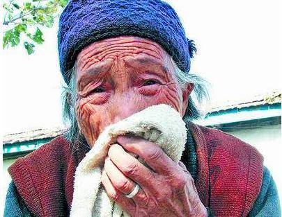 媽媽是乞丐，女兒不讓媽媽來婚禮，媽媽穿金戴銀的來了，女兒蒙了