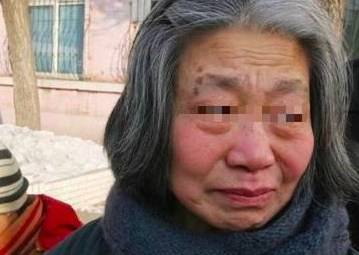 母親進奢侈店接了杯水，店長讓她賠8萬，女兒一來，店長懵了