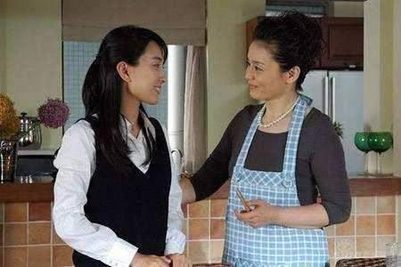 為給兒子買房我去做保姆，接到兒子的簡訊，我淚流滿面