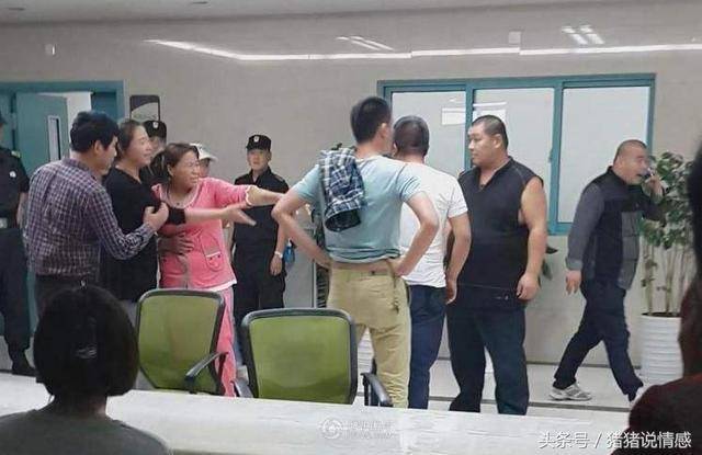 爸爸車禍得50萬賠償款，奶奶和大伯都來搶，醫生指指褲兜都蒙了