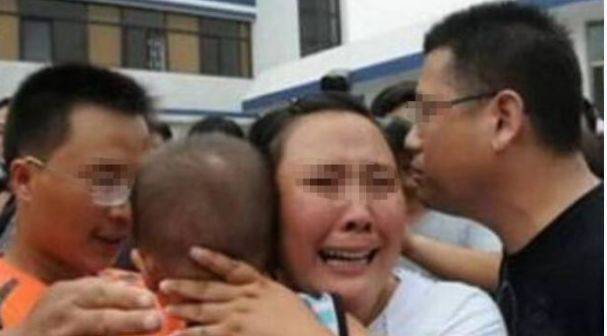 ４歲女童突然喊少女叫媽媽，少女馬上答應，事後家人跪謝救命之恩