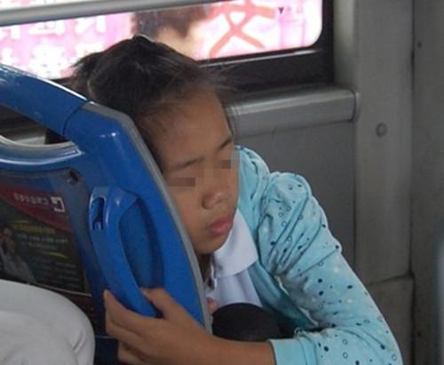 6歲孩子公交車上給老人讓座，卻被媽媽阻止，乘客都說媽媽做得好