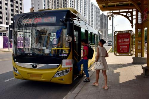 6歲孩子公交車上給老人讓座，卻被媽媽阻止，乘客都說媽媽做得好