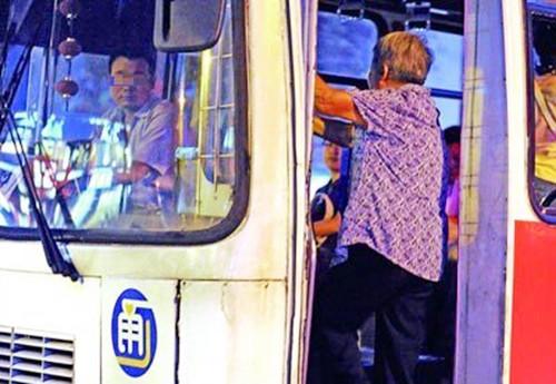 6歲孩子公交車上給老人讓座，卻被媽媽阻止，乘客都說媽媽做得好