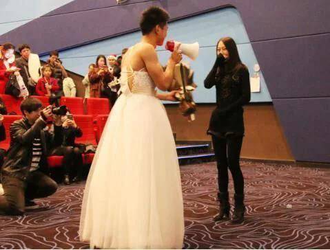 爸媽逼著我嫁給富豪的瘋兒子，結婚滿1個月後，我心裡樂開花