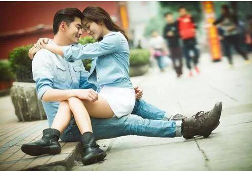 爸媽逼著我嫁給富豪的瘋兒子，結婚滿1個月後，我心裡樂開花