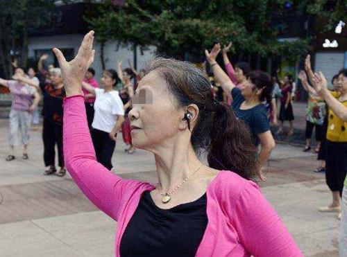 兒子婚後半個月，妻子就提出離婚，兒子：媽媽，你的愛太霸道