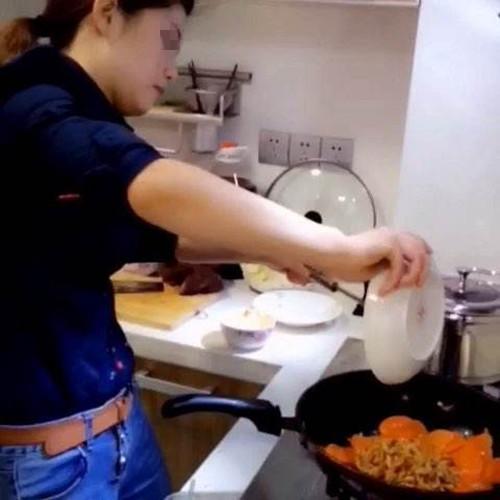兒子婚後半個月，妻子就提出離婚，兒子：媽媽，你的愛太霸道