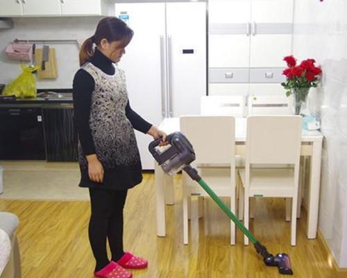 女兒被提離婚，母親：憑什麼我女兒天天伺候你們，還要被嫌棄