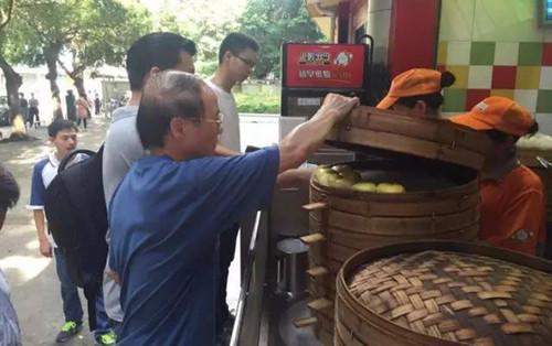 寶爸給孕媽買油條，老闆不賣，寶爸發脾氣，聽了解釋後，寶爸愣了