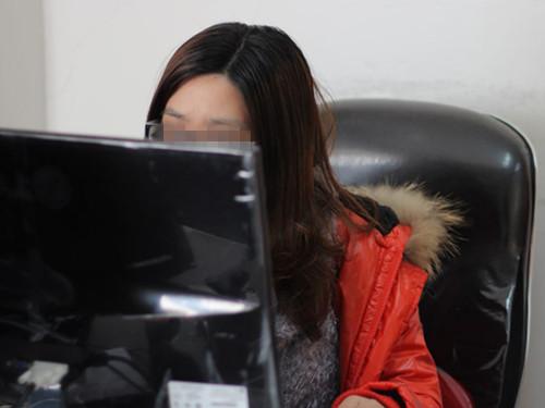 女兒工作3年未回，媽媽去看望，開門後哭著說：媽媽再也不催你了