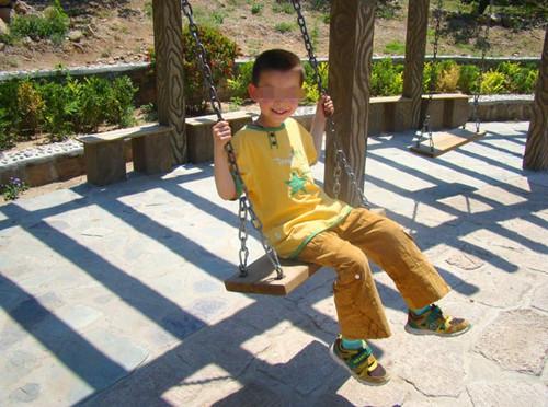 媽媽帶孩子去鄉下趕集，孩子嫌髒不願坐車，媽媽的一番話讓人稱讚