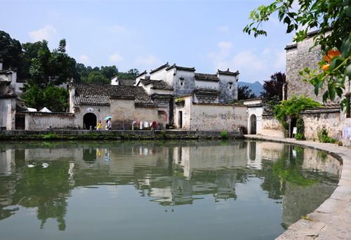 媽媽帶孩子去鄉下趕集，孩子嫌髒不願坐車，媽媽的一番話讓人稱讚