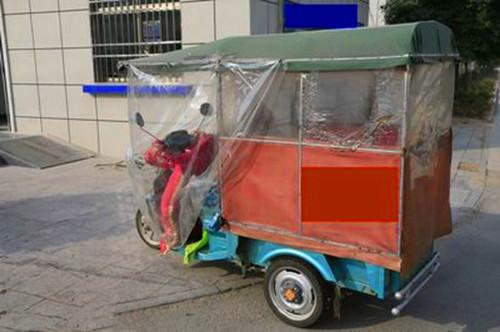 媽媽帶孩子去鄉下趕集，孩子嫌髒不願坐車，媽媽的一番話讓人稱讚