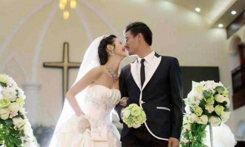 小舅子結婚借走10萬，一年後他還我12萬，氣得我把錢扔他臉上