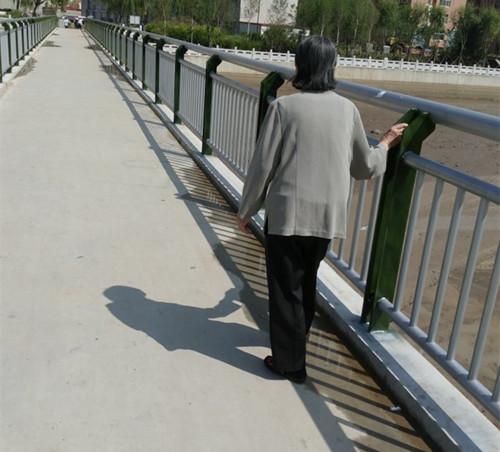 母親照顧遠嫁女兒坐月子，兒子去看望，推開門看到母親，兒子怒了