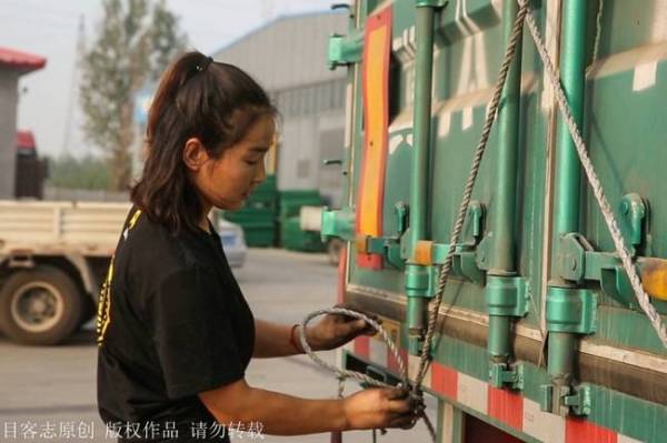她在自己開的卡車後面貼上「徵婚啟事」：我養你，只要你給我愛情！