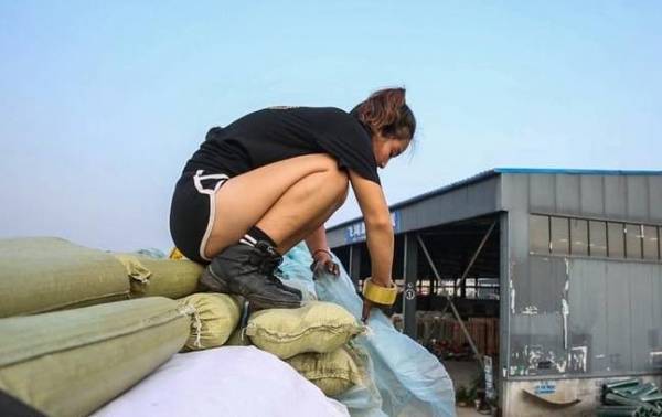 她在自己開的卡車後面貼上「徵婚啟事」：我養你，只要你給我愛情！