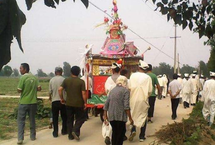 老人因病去世，家人陪葬一輛轎車，卻被村民偷走，結果悲劇了