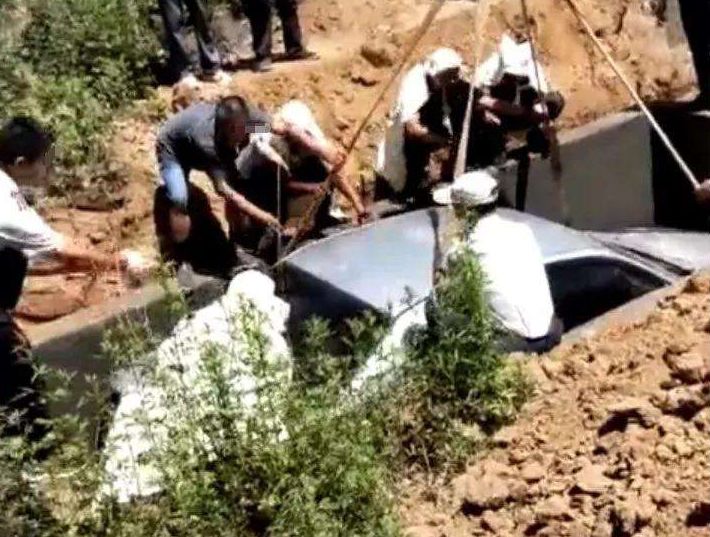 老人因病去世，家人陪葬一輛轎車，卻被村民偷走，結果悲劇了
