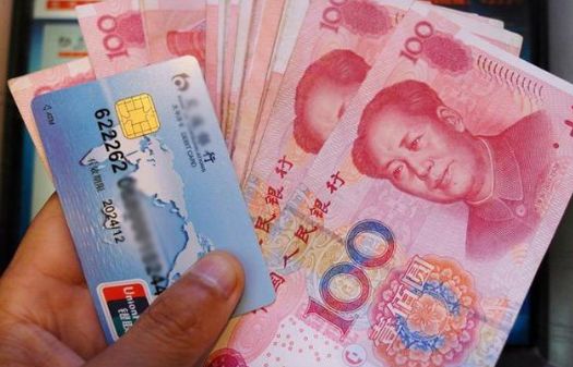 父親去世，銀行卡每月都會收到莫名匯款，查清匯款人後，兒子傻住