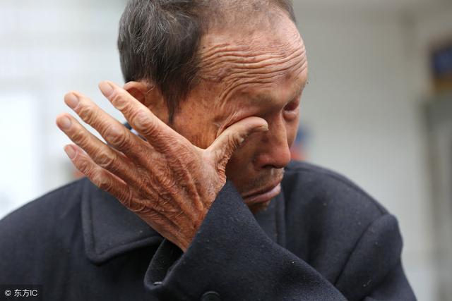 嫌老爹是乞丐，不讓他參加自己的婚禮，豈料他卻坐著豪車來砸場了