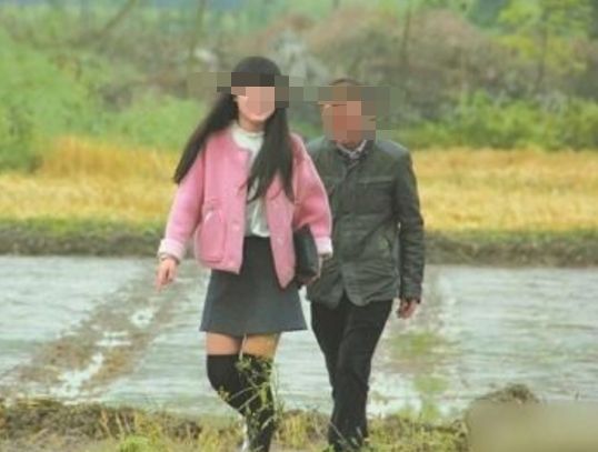 女兒去世三年，卻開著豪車回家，炒了盤芹菜炒肉後，父親果斷報警