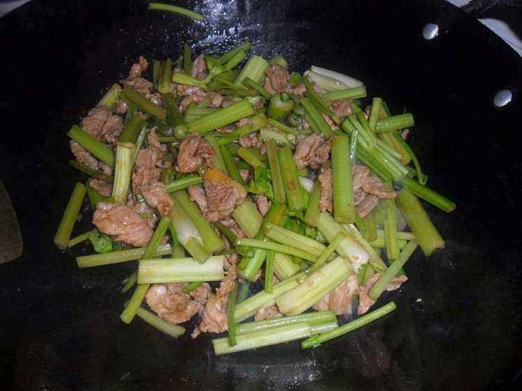 女兒去世三年，卻開著豪車回家，炒了盤芹菜炒肉後，父親果斷報警