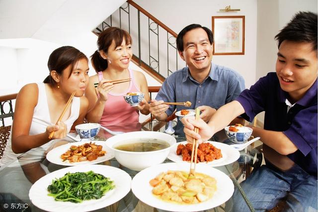 女兒生孩子我去探望，吃飯時看了眼飯桌，我含淚留下了五萬
