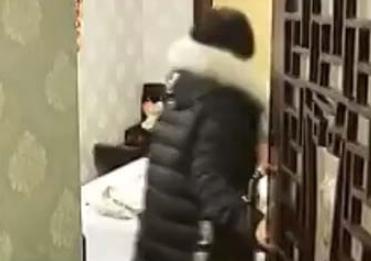 兒子出差，兒媳晚上總帶人回來，婆婆怒推開屋門，接下來蒙了