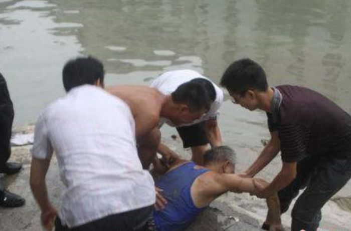 老人騎車掉進湖裡，被男子救上岸，男子走後不久，路人偷偷報警