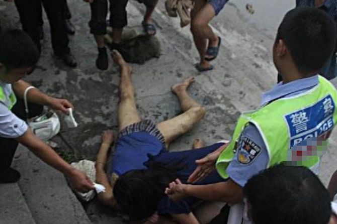 老人騎車掉進湖裡，被男子救上岸，男子走後不久，路人偷偷報警