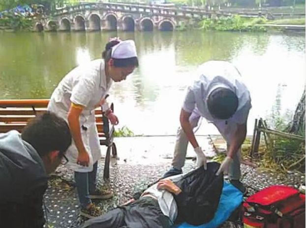 老人騎車掉進湖裡，被男子救上岸，男子走後不久，路人偷偷報警