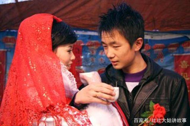 把老人安葬好後，5歲兒子說：媽媽，你背上趴著個人！媽媽癱地上!