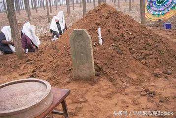把老人安葬好後，5歲兒子說：媽媽，你背上趴著個人！媽媽癱地上!