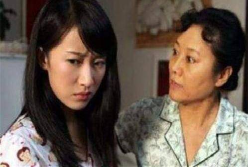 把老人安葬好後，5歲兒子說：媽媽，你背上趴著個人！媽媽癱地上!