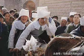 把老人安葬好後，5歲兒子說：媽媽，你背上趴著個人！媽媽癱地上!