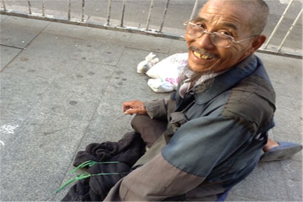 被兒子拋棄的父親，女婿不忍心接回老家養老，結果獲得福報