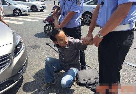 新車被同事借走三天，回來後感覺不對勁，打開後備箱一看果斷報警