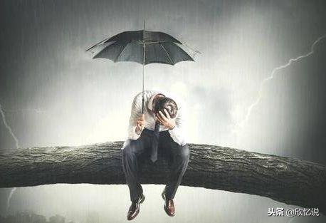 老婆每次接兒子回來都先去鄰居家，俺心生懷疑，趴窗戶一瞥俺蒙住