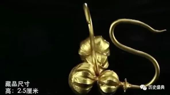 男出不起10萬彩禮，奶奶拿出明代的金耳環，女子看到報價不笑了