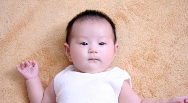 奶奶給出生7天的孫子洗澡，發現不對勁，細心奶奶改變了寶寶一生