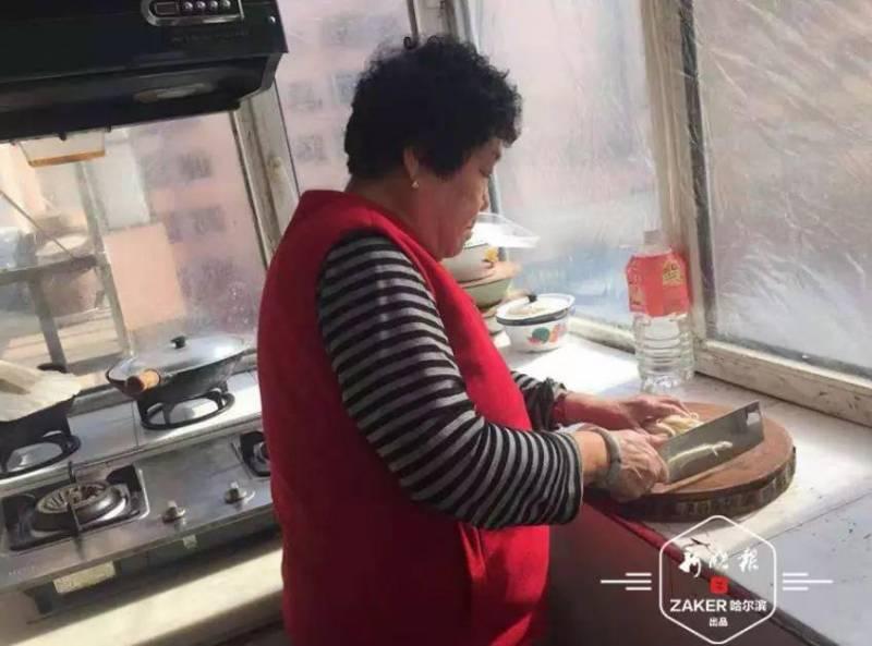 77歲老人20年不敢出遠門，竟是因為「怕」樓下鄰居，網稱：世間最美阿嫲
