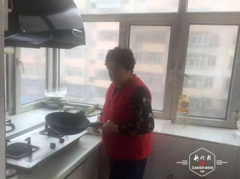 77歲老人20年不敢出遠門，竟是因為「怕」樓下鄰居，網稱：世間最美阿嫲