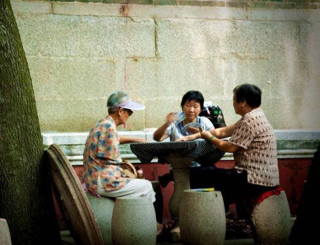 兒子在城裡安家我去探望，半夜看到廚房吃飯的人，我寒了心