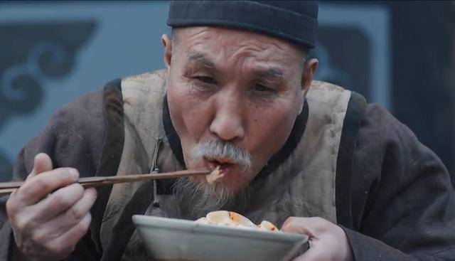 兒子在城裡安家我去探望，半夜看到廚房吃飯的人，我寒了心