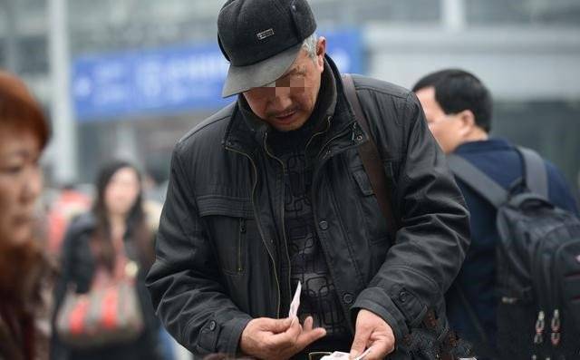 兒子在城裡安家我去探望，半夜看到廚房吃飯的人，我寒了心