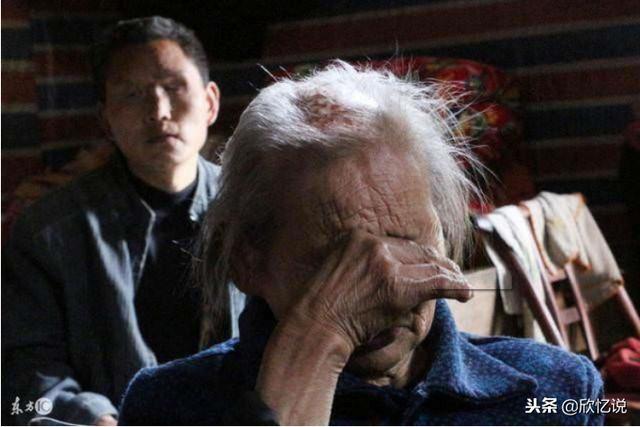 大雪天媳婦將婆婆推出家門，丈夫匆忙趕回家，得知真相感激涕零