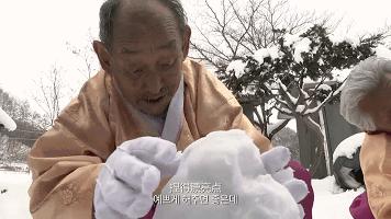 老夫婦「從15歲開始就相愛到現在已經75年」，像小情侶的感情在老爺爺一躺下大家更相信真愛了！ 