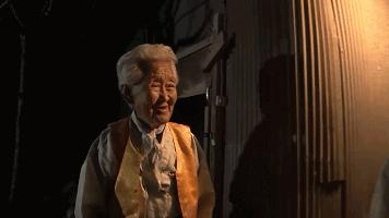 老夫婦「從15歲開始就相愛到現在已經75年」，像小情侶的感情在老爺爺一躺下大家更相信真愛了！ 